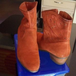 🍁Bandolino Suede Studded Bootie🍁